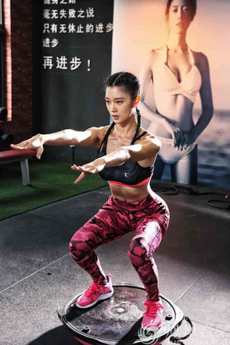 瑜伽美女塑身秘籍：轻松练成女神级完美身材